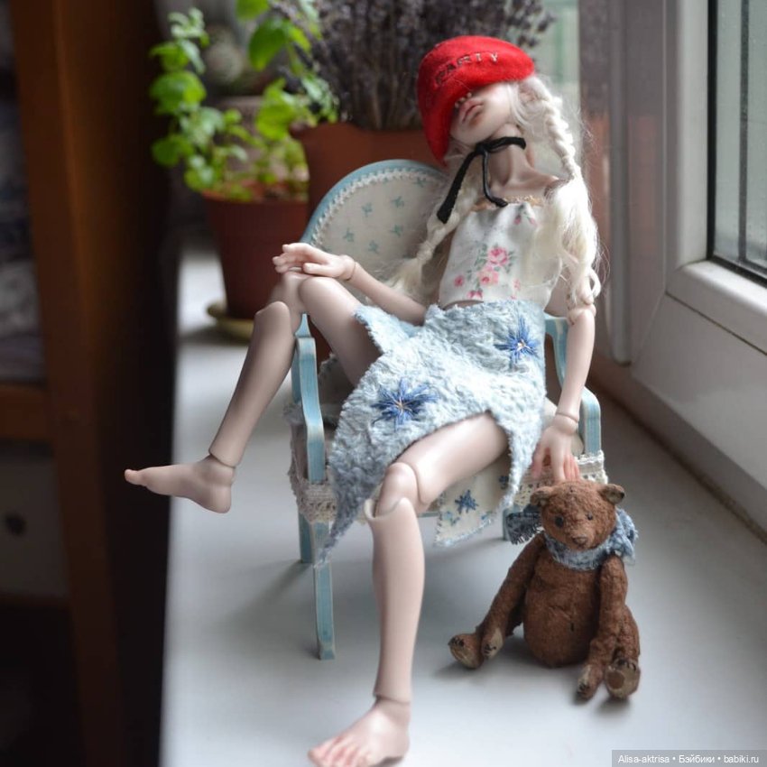 Птичка ,встречает лето! Тепло, вспомнилась Испания, Италия и маскарады