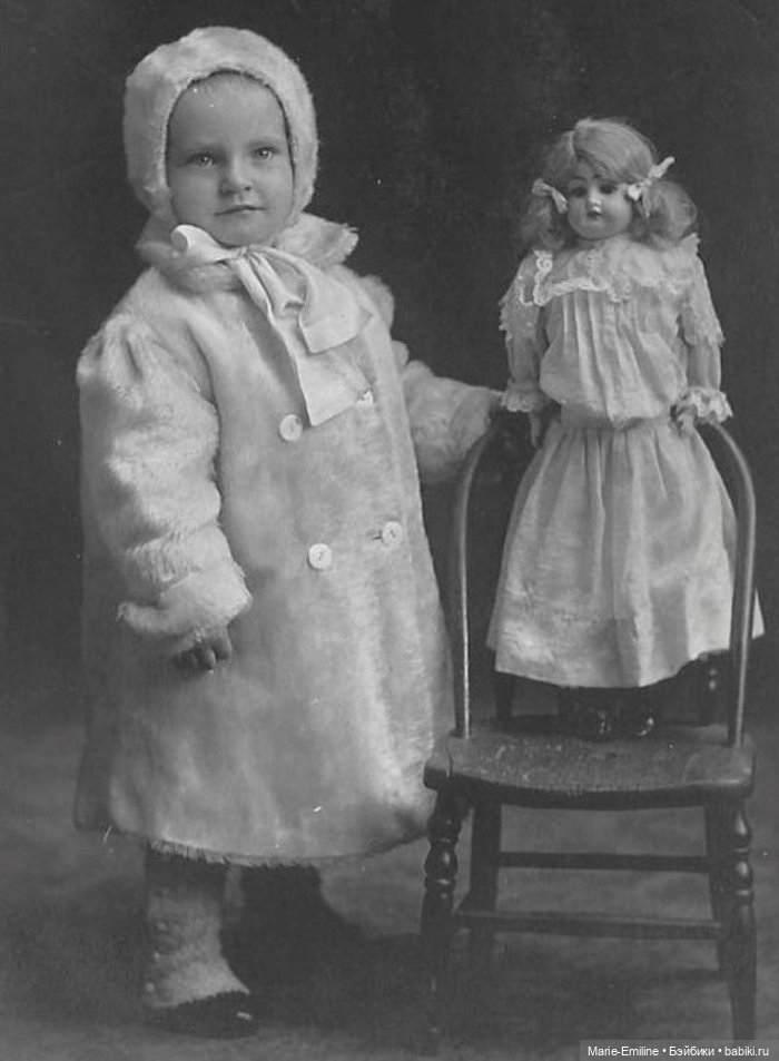Девочки из прошлого, и их куклы