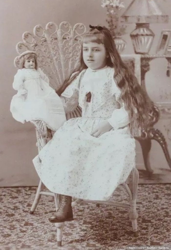 Девочки из прошлого, и их куклы
