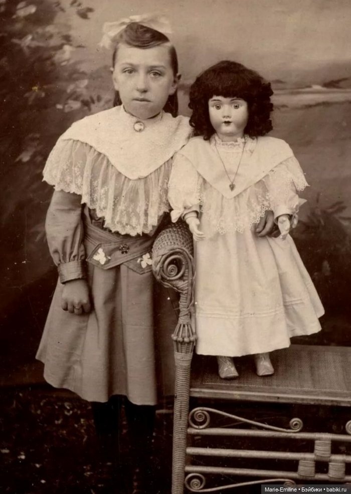 Девочки из прошлого, и их куклы