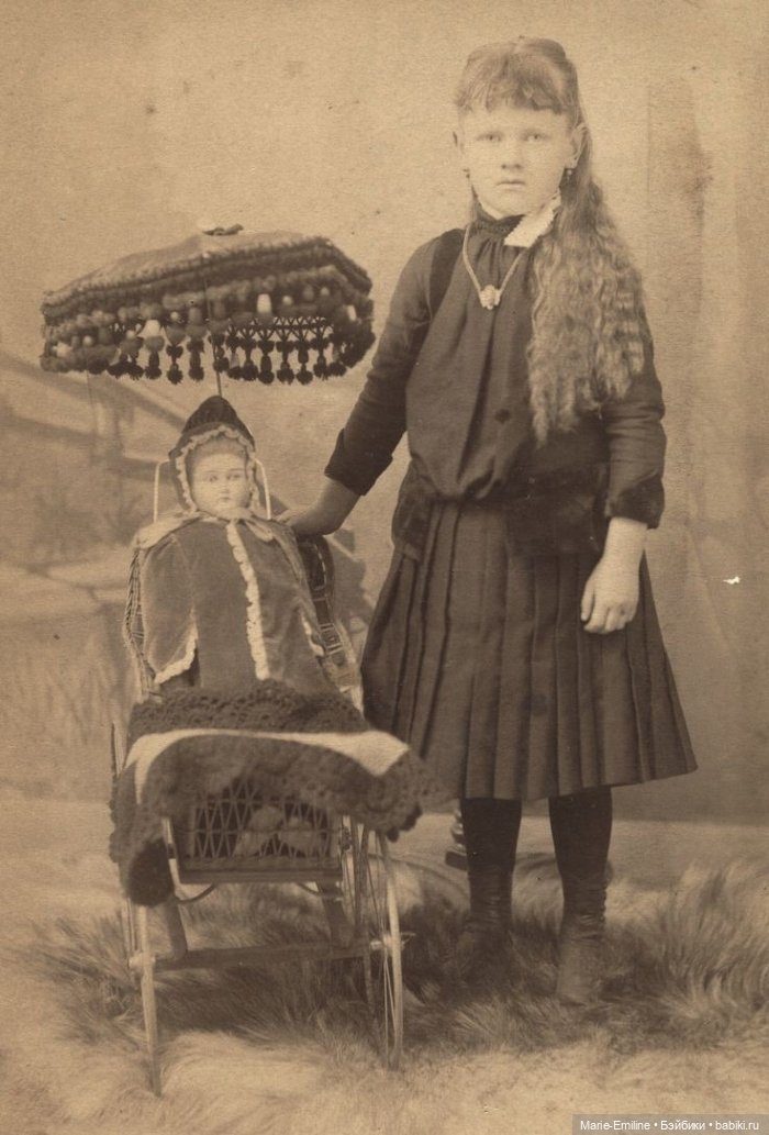 Девочки из прошлого, и их куклы