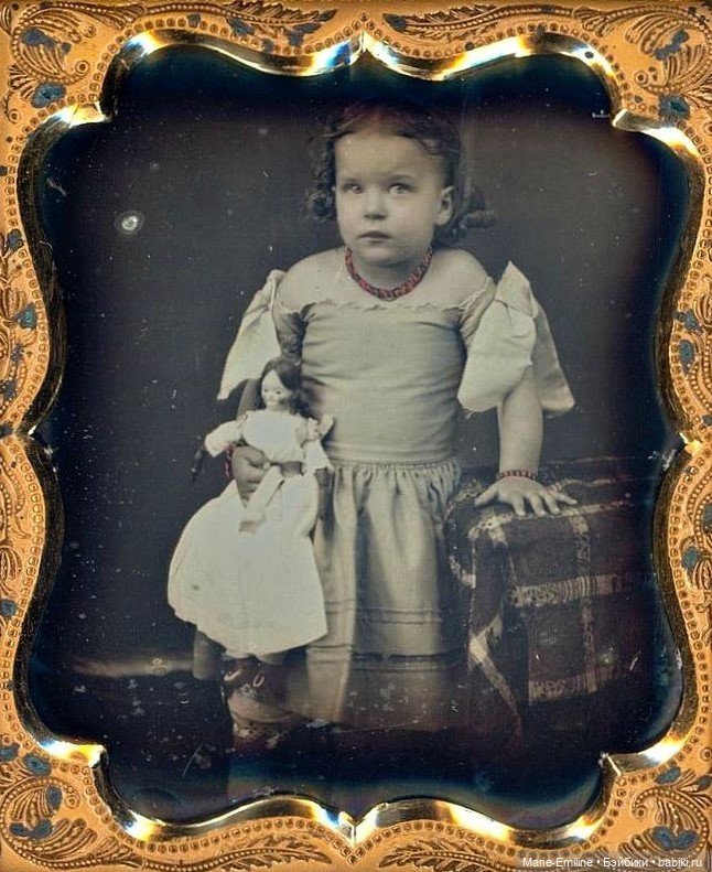 Девочки из прошлого, и их куклы