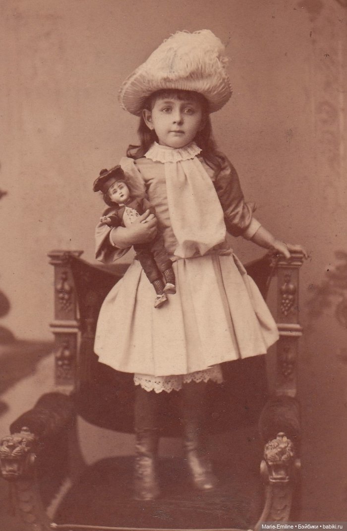 Девочки из прошлого, и их куклы