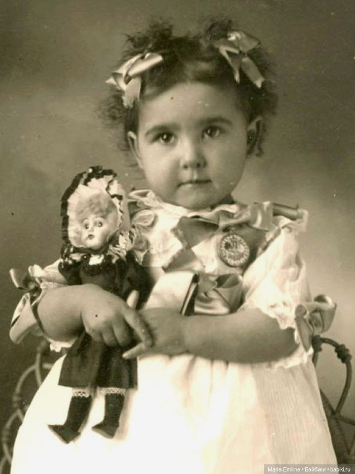 Девочки из прошлого, и их куклы