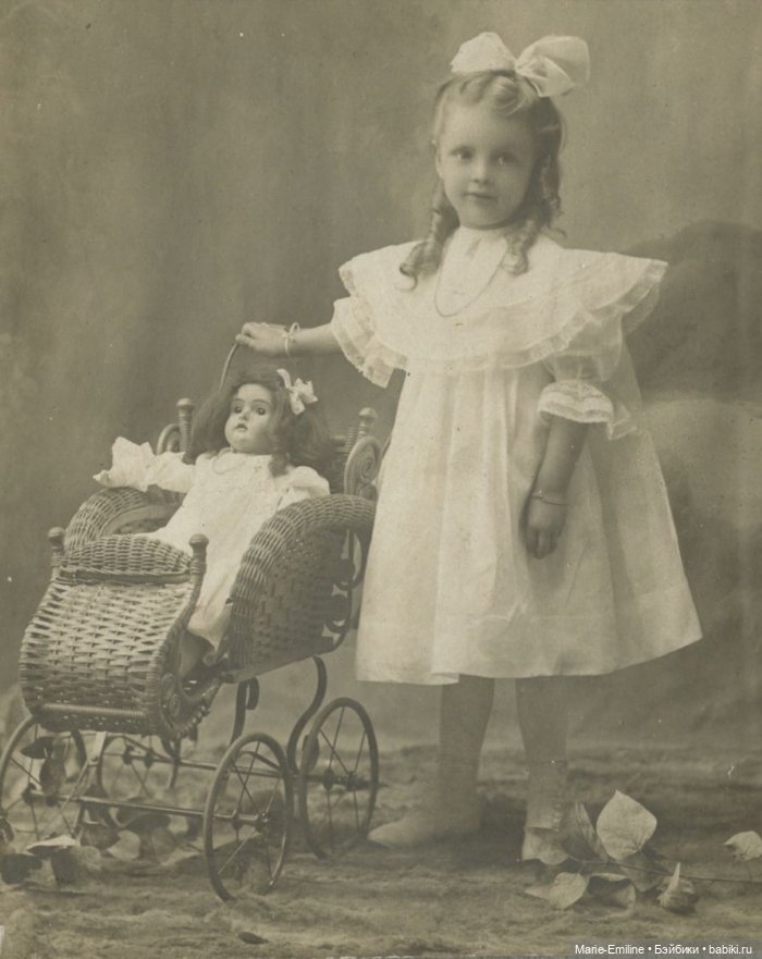 Девочки из прошлого, и их куклы