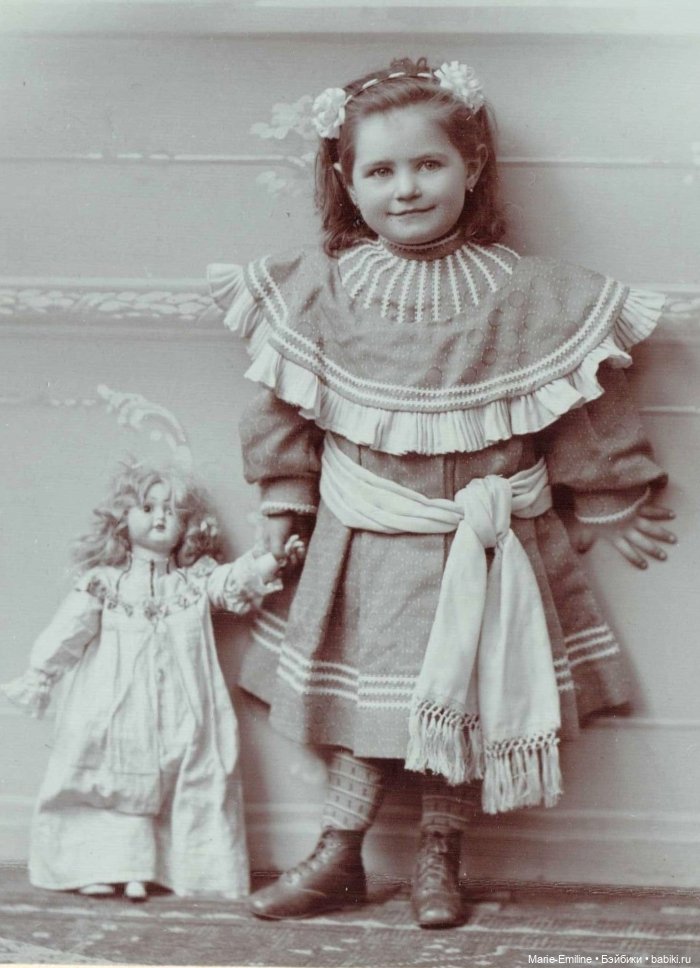Девочки из прошлого, и их куклы