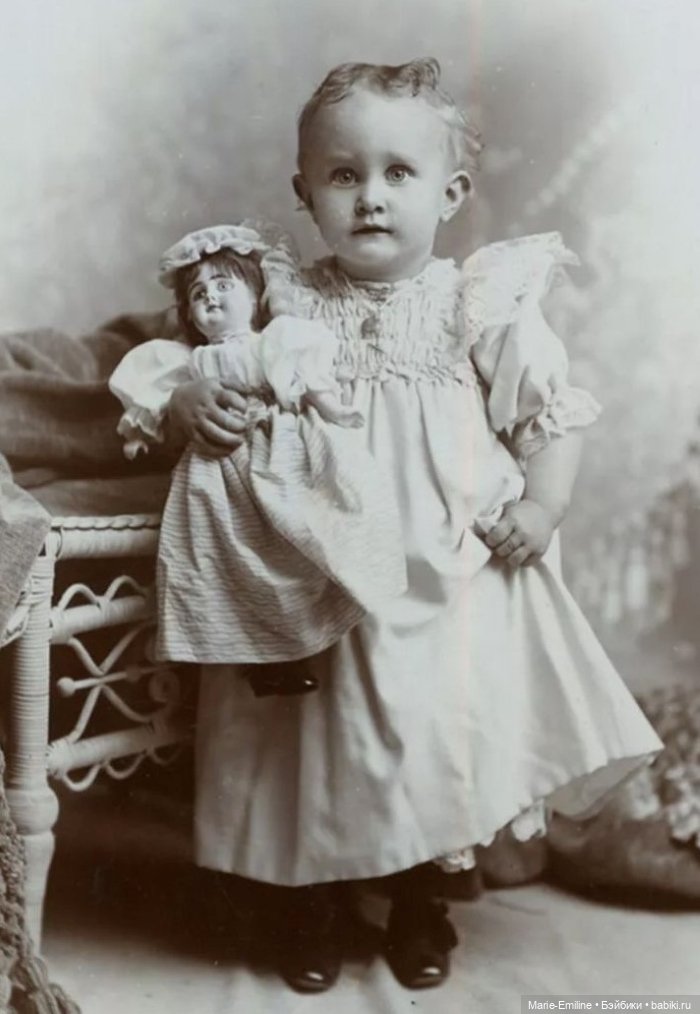 Девочки из прошлого, и их куклы