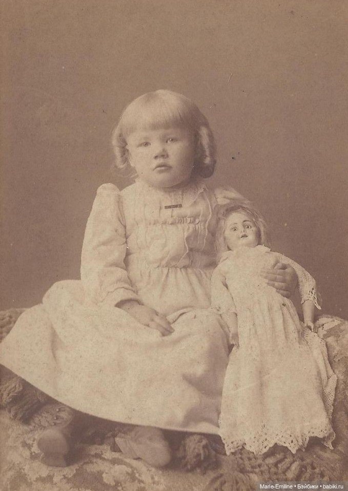 Девочки из прошлого, и их куклы