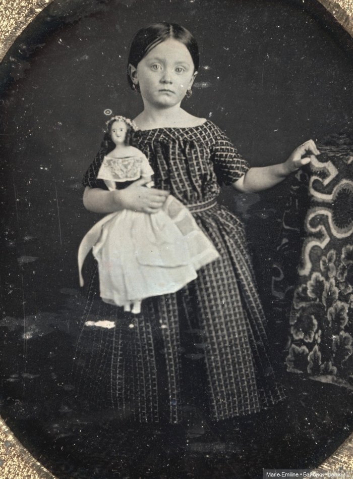 Девочки из прошлого, и их куклы