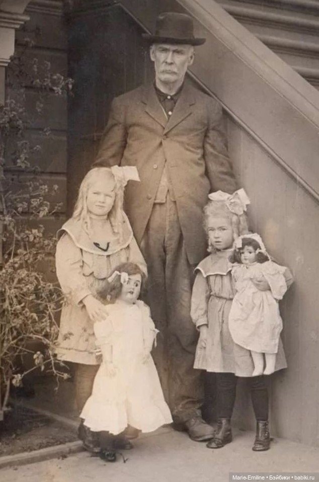 Девочки из прошлого, и их куклы