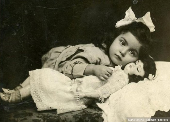 Девочки из прошлого, и их куклы