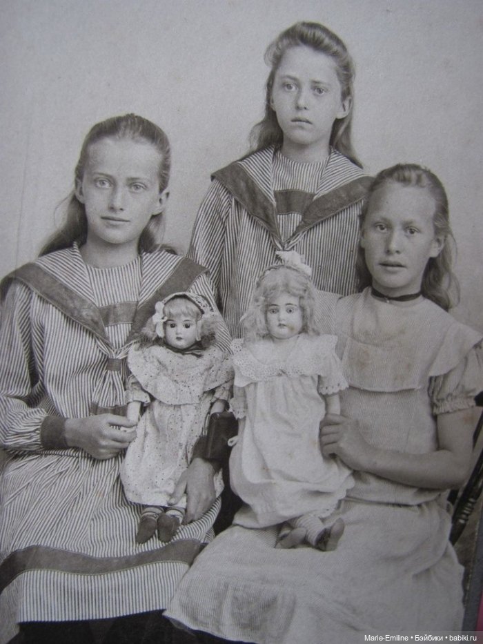 Девочки из прошлого, и их куклы