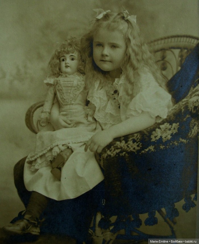 Девочки из прошлого, и их куклы