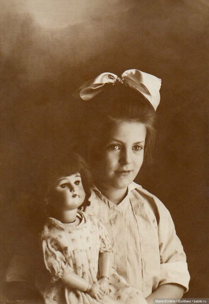 Девочки из прошлого, и их куклы