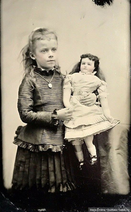 Девочки из прошлого, и их куклы