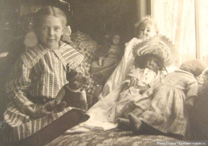 Девочки из прошлого, и их куклы