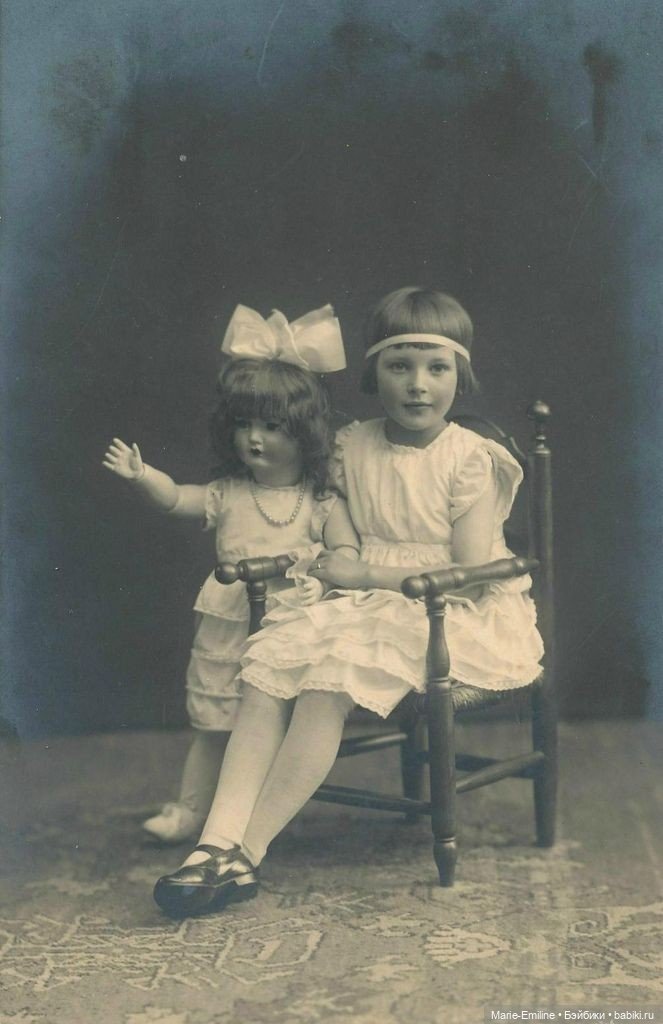 Девочки из прошлого, и их куклы