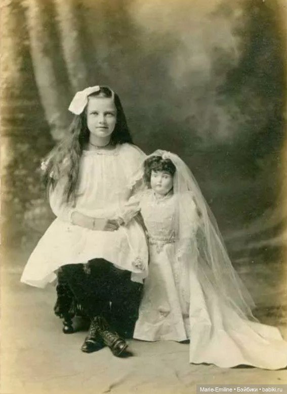 Девочки из прошлого, и их куклы