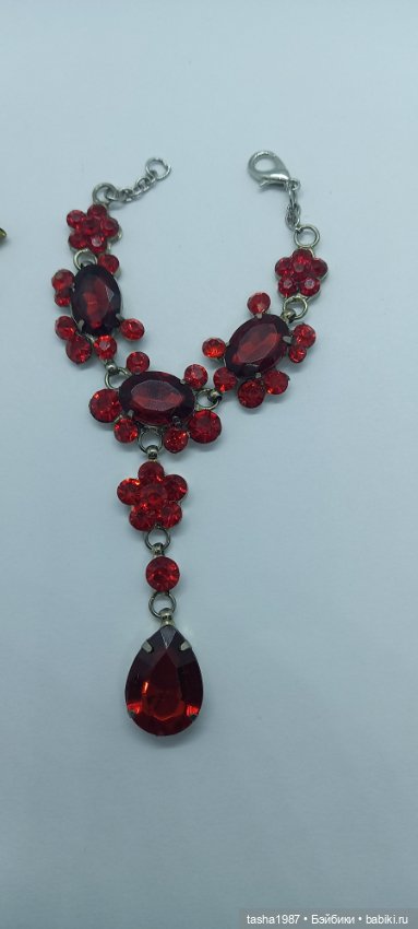 Платья есть, надо украшения