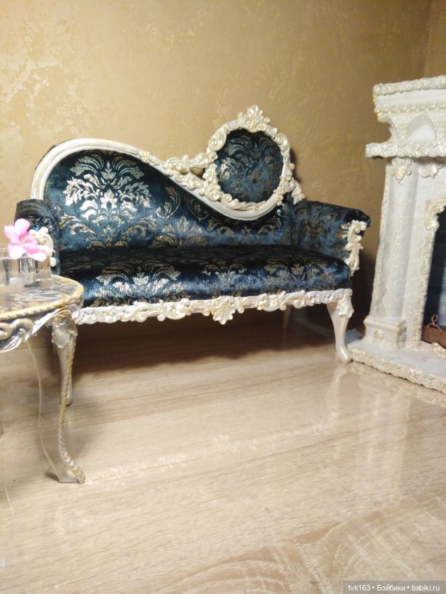 Диван-кушетка темно-синего цвета