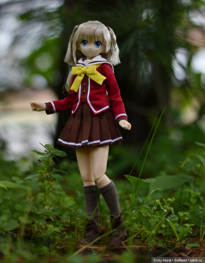 Задумчивая Нао среди цветов