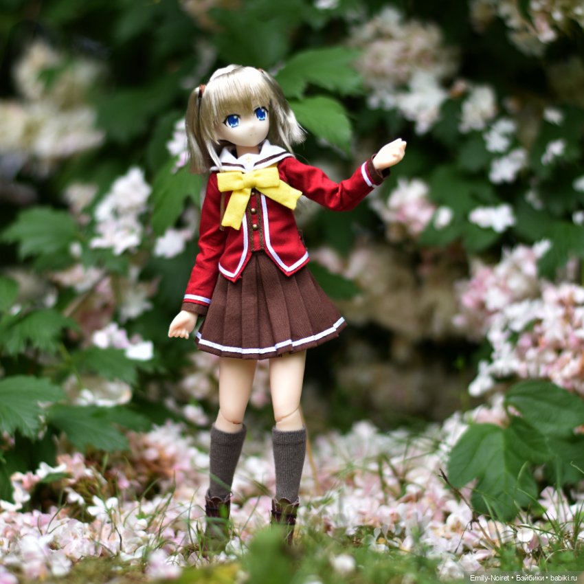 Задумчивая Нао среди цветов (фото 2)