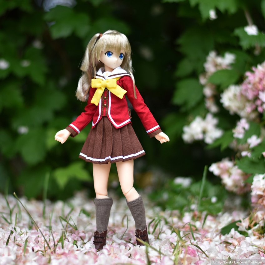 Задумчивая Нао среди цветов (фото 4)