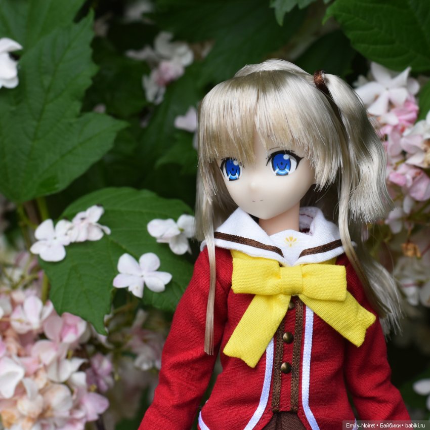 Задумчивая Нао среди цветов (фото 3)