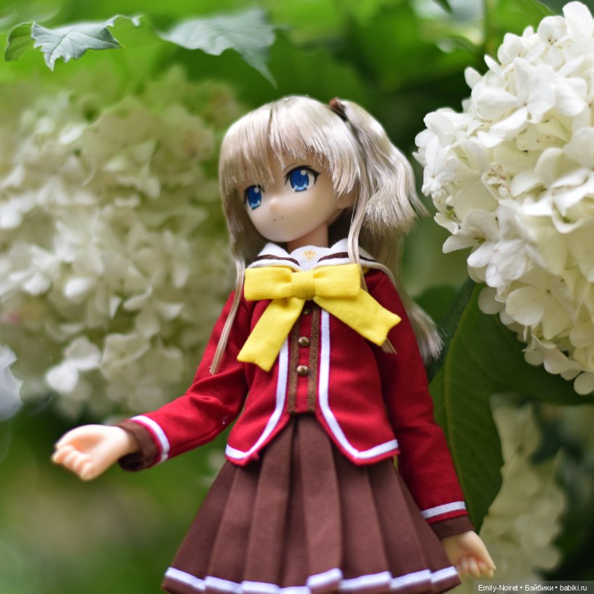 Задумчивая Нао среди цветов (фото 5)