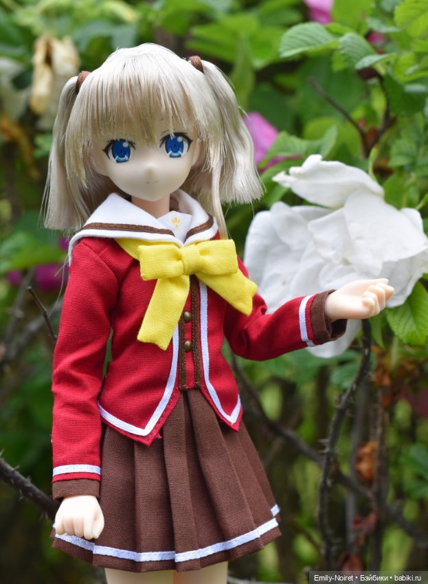 Задумчивая Нао среди цветов (фото 7)