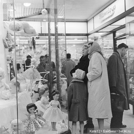 У витрины с куклами — Винтажные куклы ГДР (Немки): Бигги