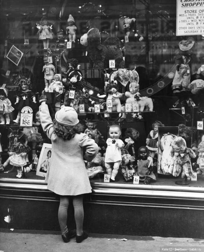 У витрины с куклами — Винтажные куклы ГДР (Немки): Бигги