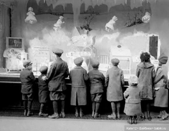 У витрины с куклами — Винтажные куклы ГДР (Немки): Бигги