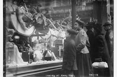 У витрины с куклами — Винтажные куклы ГДР (Немки): Бигги