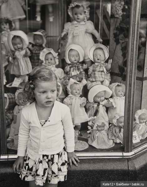 У витрины с куклами — Винтажные куклы ГДР (Немки): Бигги