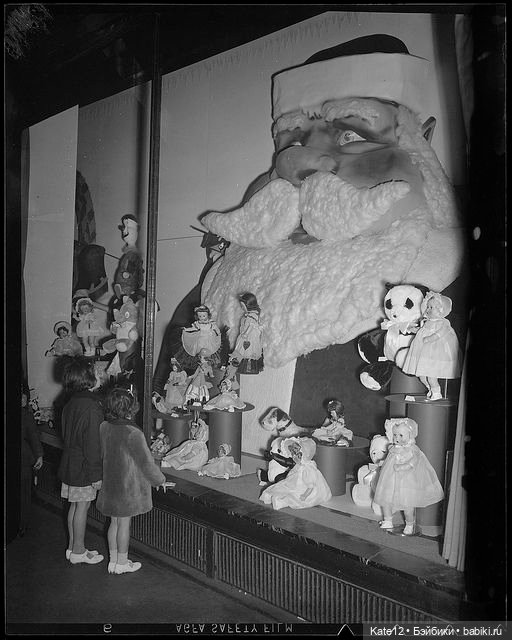 У витрины с куклами — Винтажные куклы ГДР (Немки): Бигги