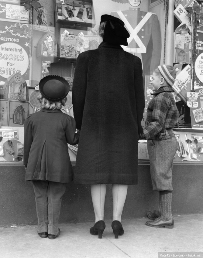 У витрины с куклами — Винтажные куклы ГДР (Немки): Бигги