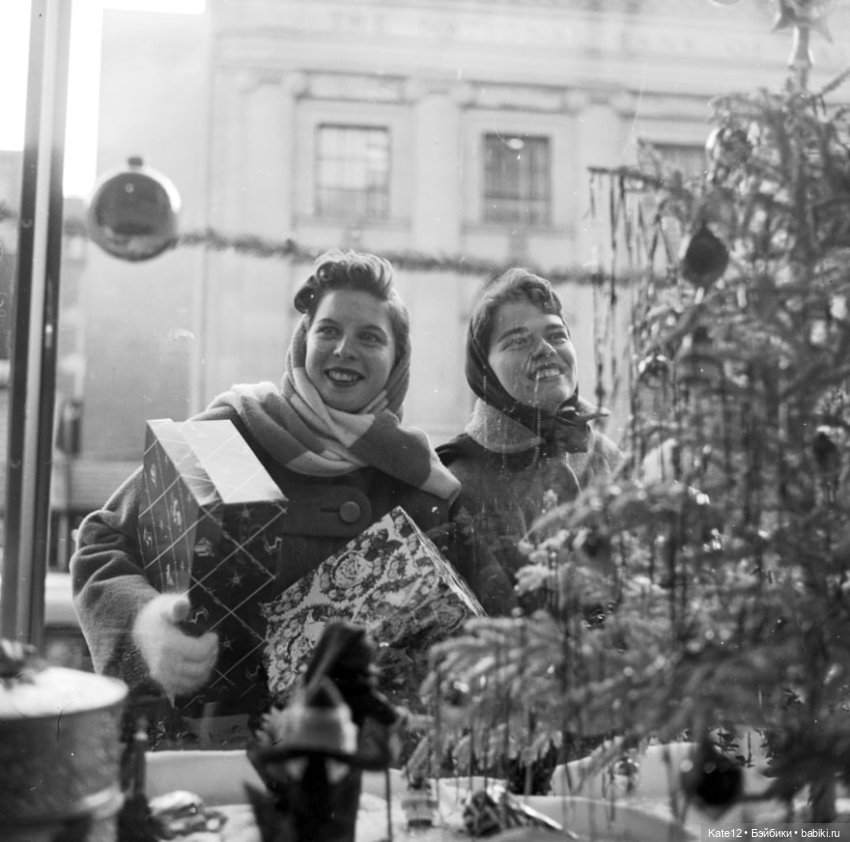 У витрины с куклами — Винтажные куклы ГДР (Немки): Бигги