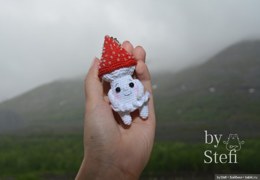 Мухоморушка. Брелочек — Вязаные игрушки и амигуруми: крючком (фото 5)