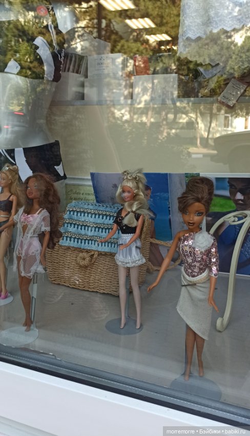 Магазин белья. А в витрине-куколки. Очень мило (фото 4)