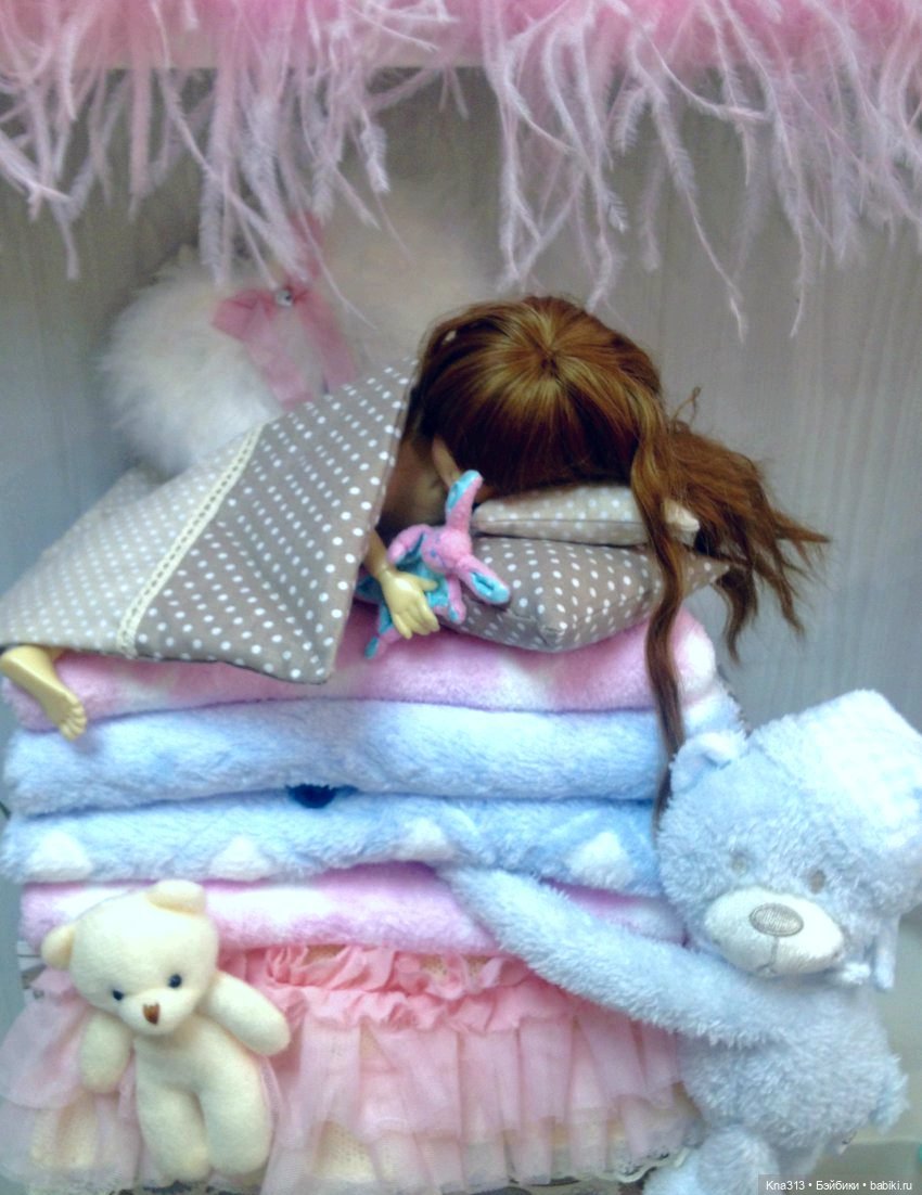 А может флешмоб устроить с подарочками