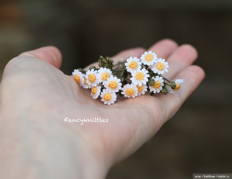 Вязанная миниатюра от FancyKnittle