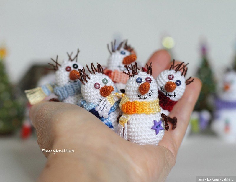 Вязанная миниатюра от FancyKnittle