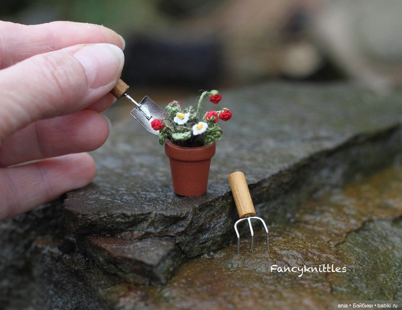 Вязанная миниатюра от FancyKnittle