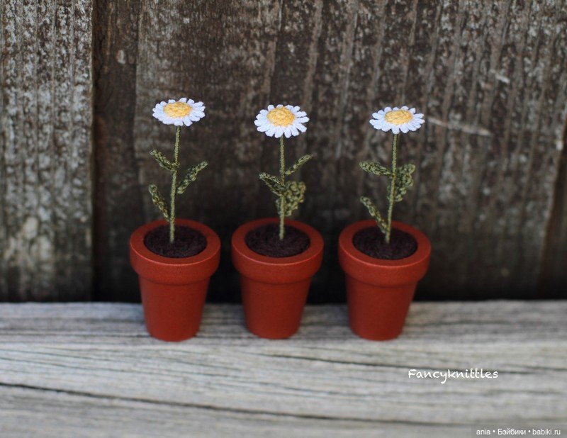 Вязанная миниатюра от FancyKnittle