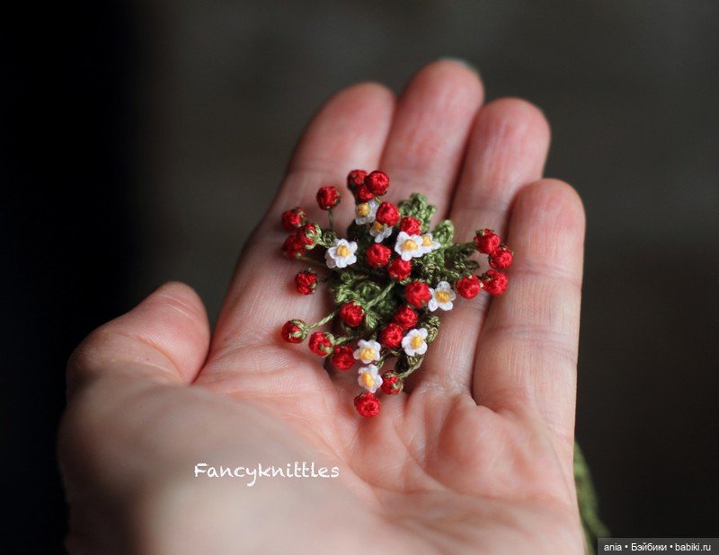 Вязанная миниатюра от FancyKnittle