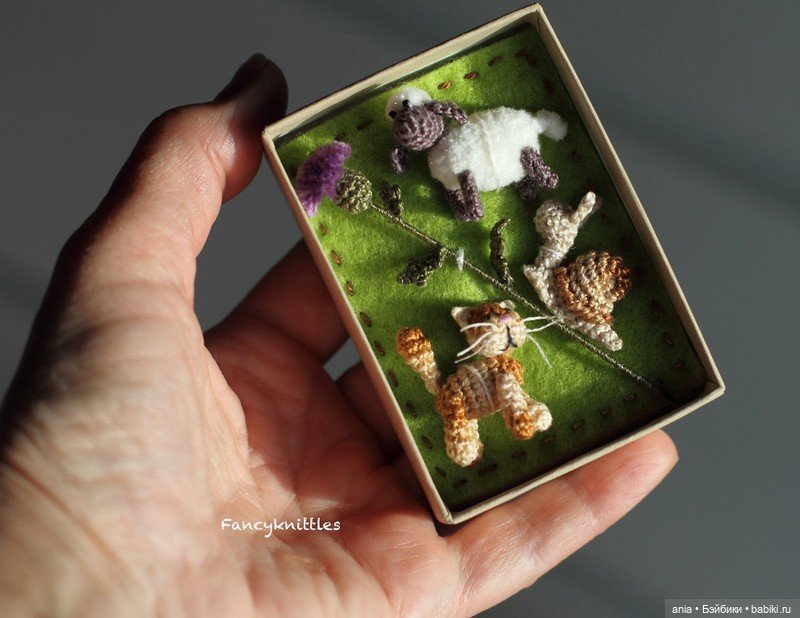 Вязанная миниатюра от FancyKnittle