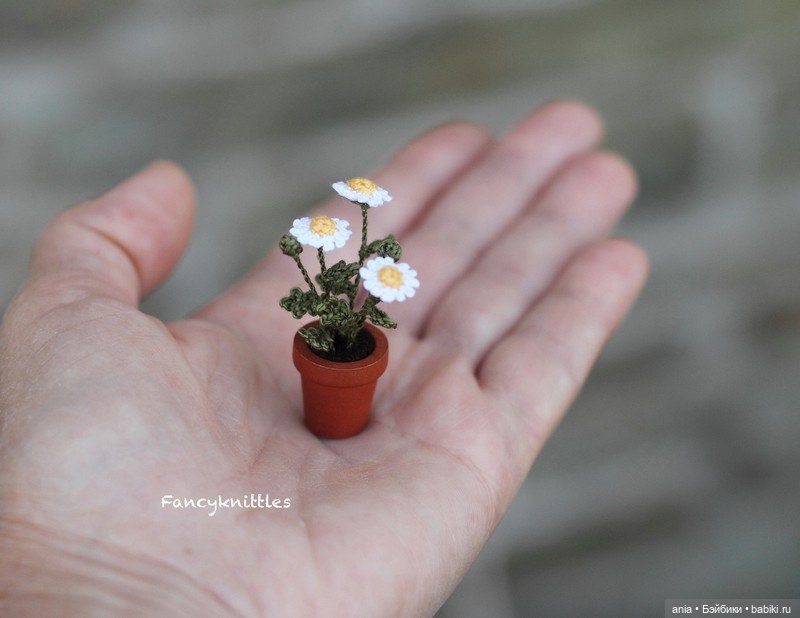 Вязанная миниатюра от FancyKnittle