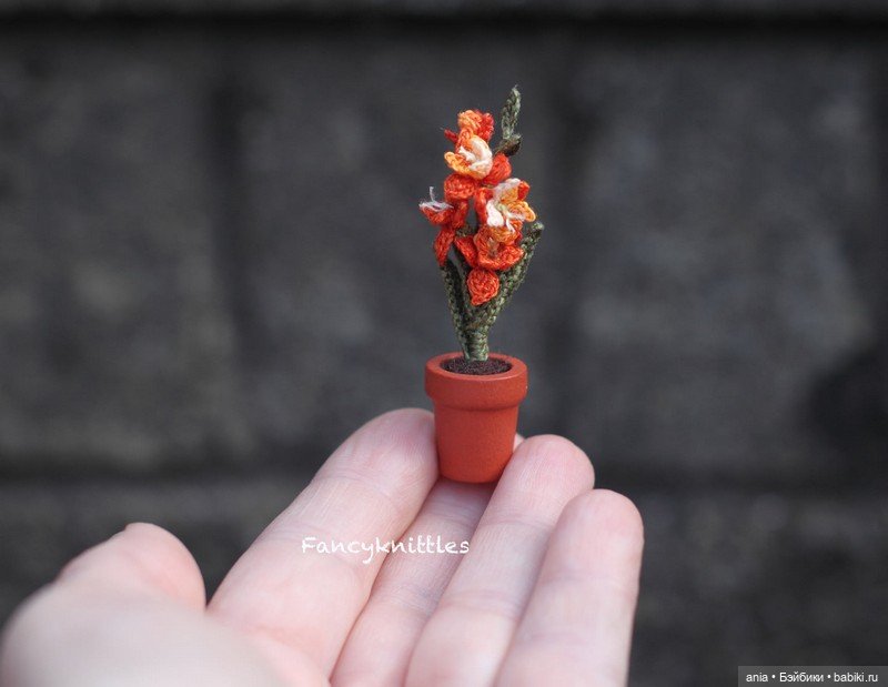 Вязанная миниатюра от FancyKnittle