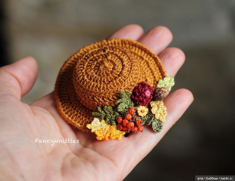 Вязанная миниатюра от FancyKnittle